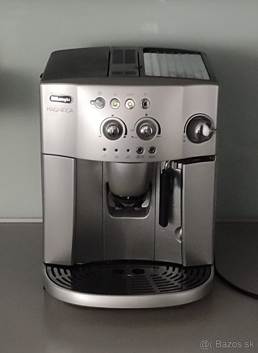 Predam  plnoautomaticky kavovar Delonghi ESAM 4200S .