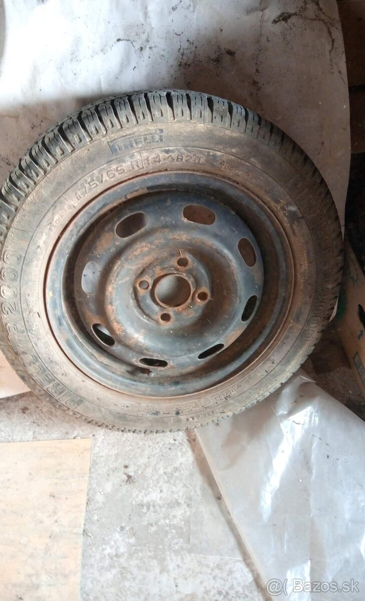 Koleso kusovka zn. Pirelli 2000, rozmer 175/65 R14.