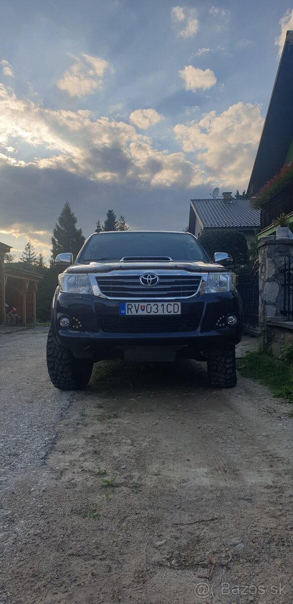 Predam Toyotu Hilux 3.0 automat