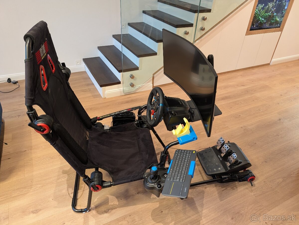 All-in-one racing kreslo s volantom, VR a PC