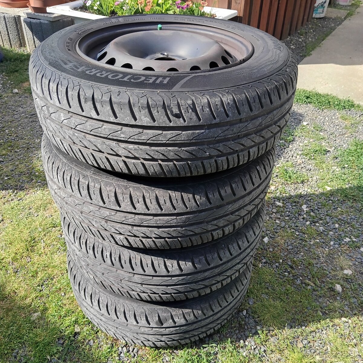 Letné pneu 195/65 R 15 obuté na plechových diskoch 4x100