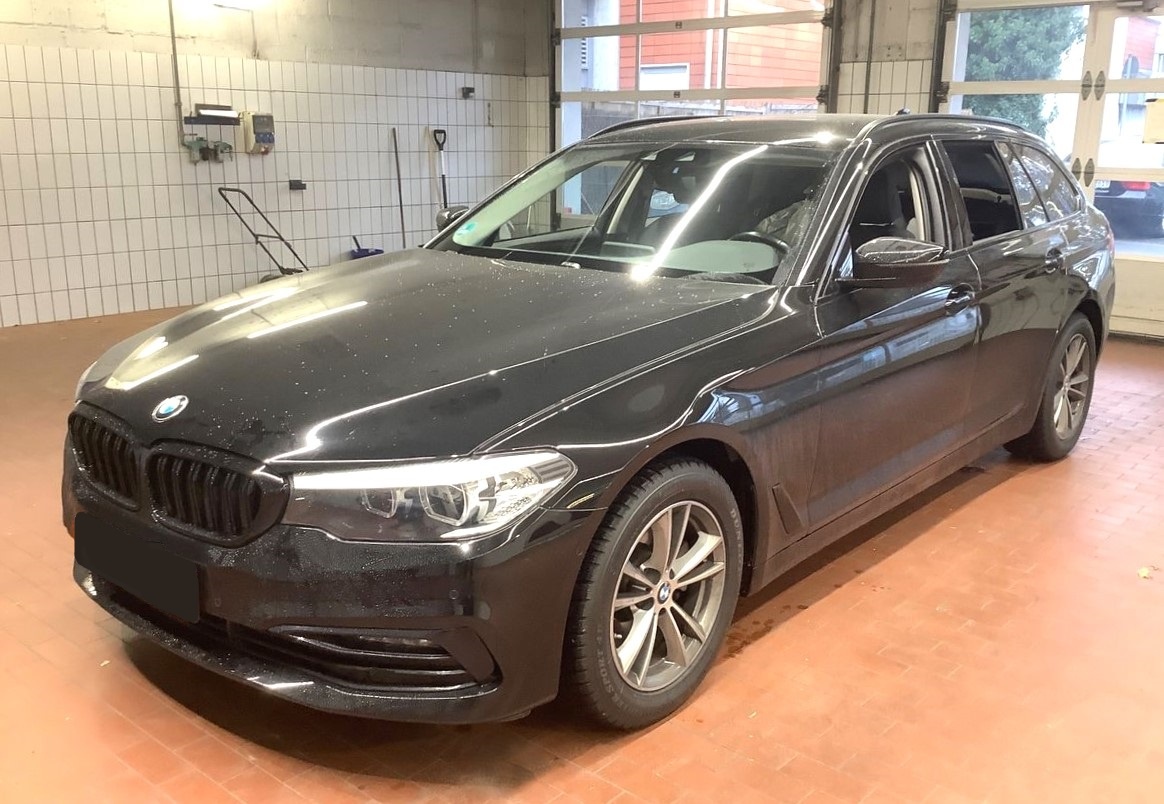 BMW 520d xDrive Sport Line, LED, NAVI, ŠPORT SEDADLÁ, ŤAŽNÉ