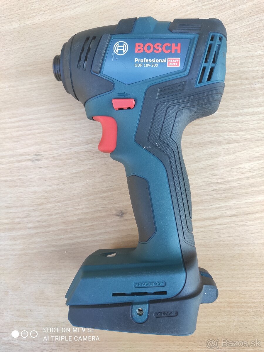 Bosch rázový uťahovák 200