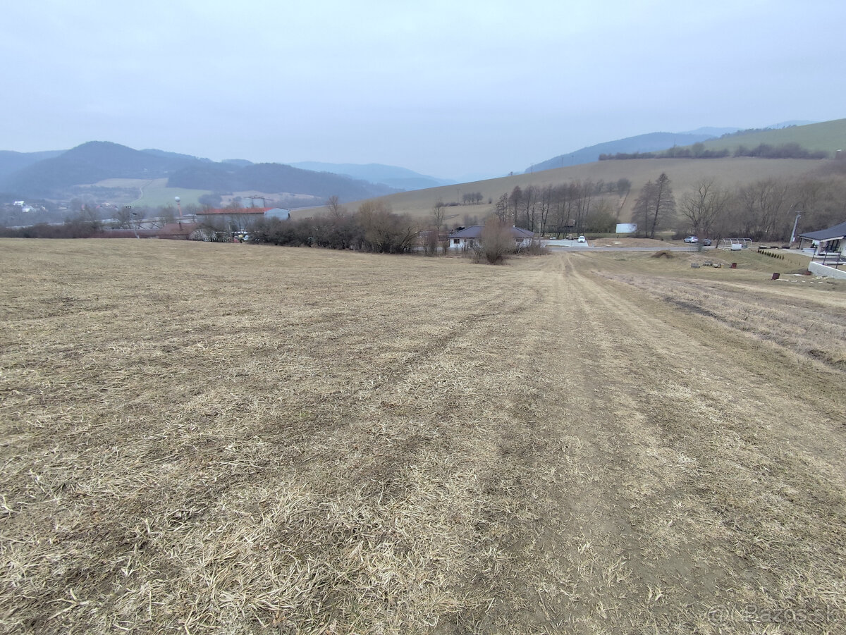 Slnečný pozemok s cestou v lone prírody Dohňany, 823m2