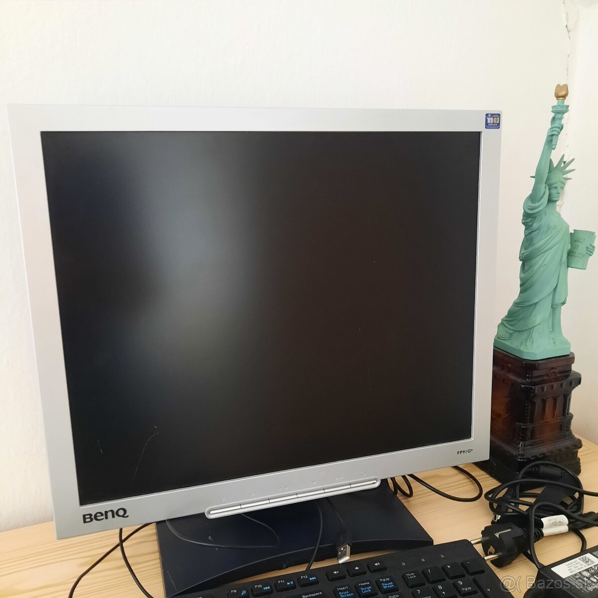 Lacno predam 19" LCD monitor Benq