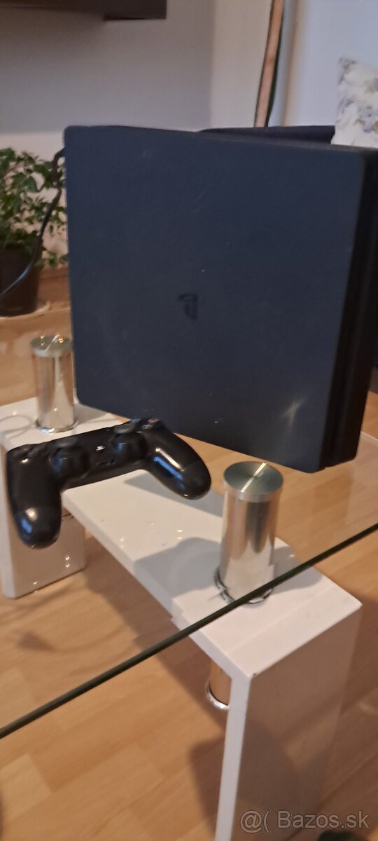 Predám playstation 4 slim 500 gb