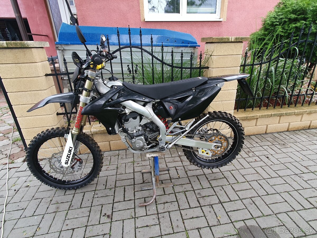 Suzuki RMZ 450 2011 možno postavit i na SPZ