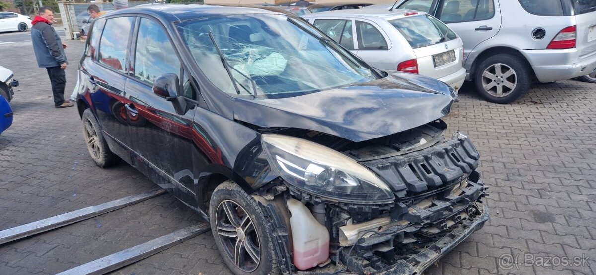 Lacno rozpredám Renault Scenic III 2009-2016 na náhradné die