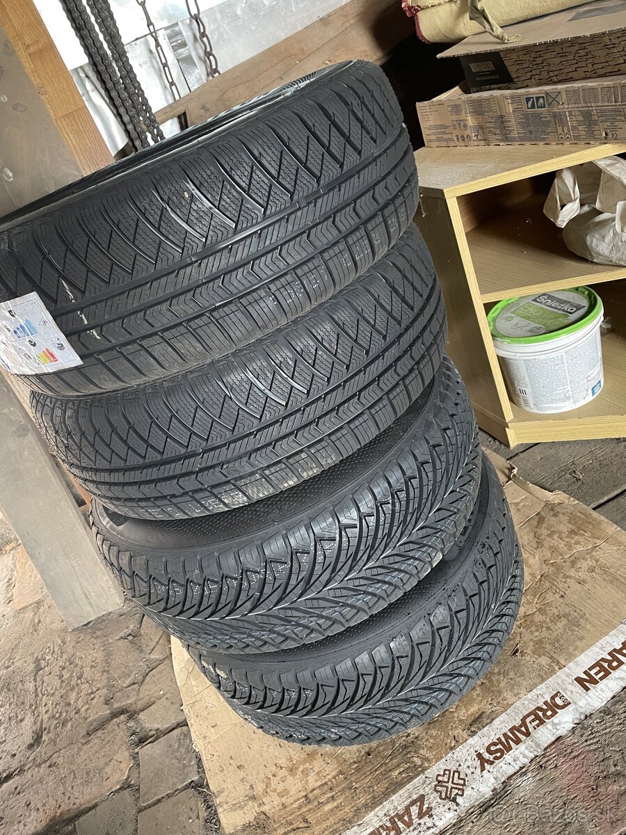 Pneumatiky 215/60R16 cela sada celoročné