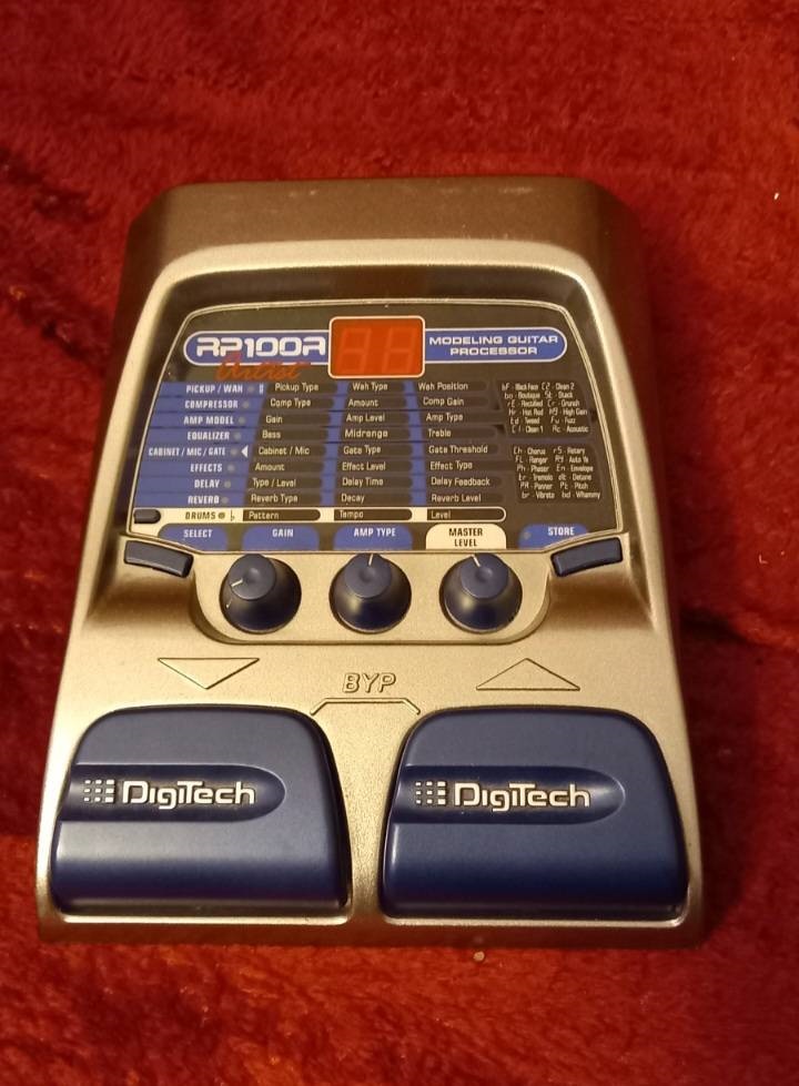 Multiefekt DigiTech RP100A Artist + volume/FX pedál.