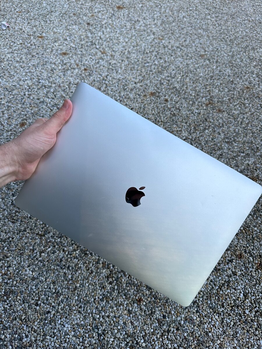 MacBook Pro 15” 2018, 512Gb SSD, i7, 13Cyklů baterie