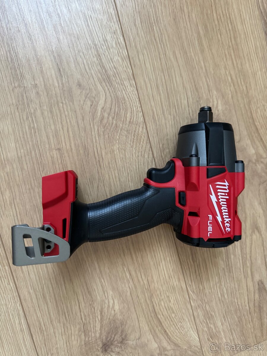 Predám rázový uťahovák Milwaukee M18 FMTIW2F12