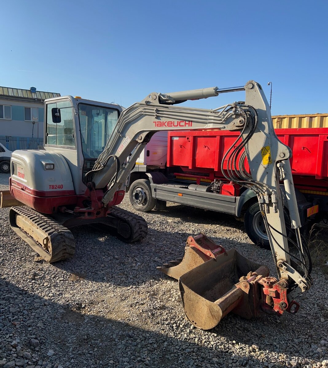 Minibager Takeuchi TB240 s POWERTILTOM