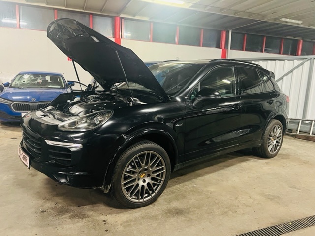 Porsche Cayenne II Platinum Edition Facelift 3.0 havarované