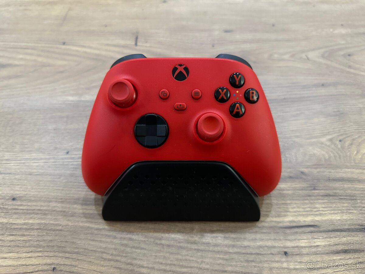 Originál ovládač na XBOX ONE a SERIES X Red + nabíjačka