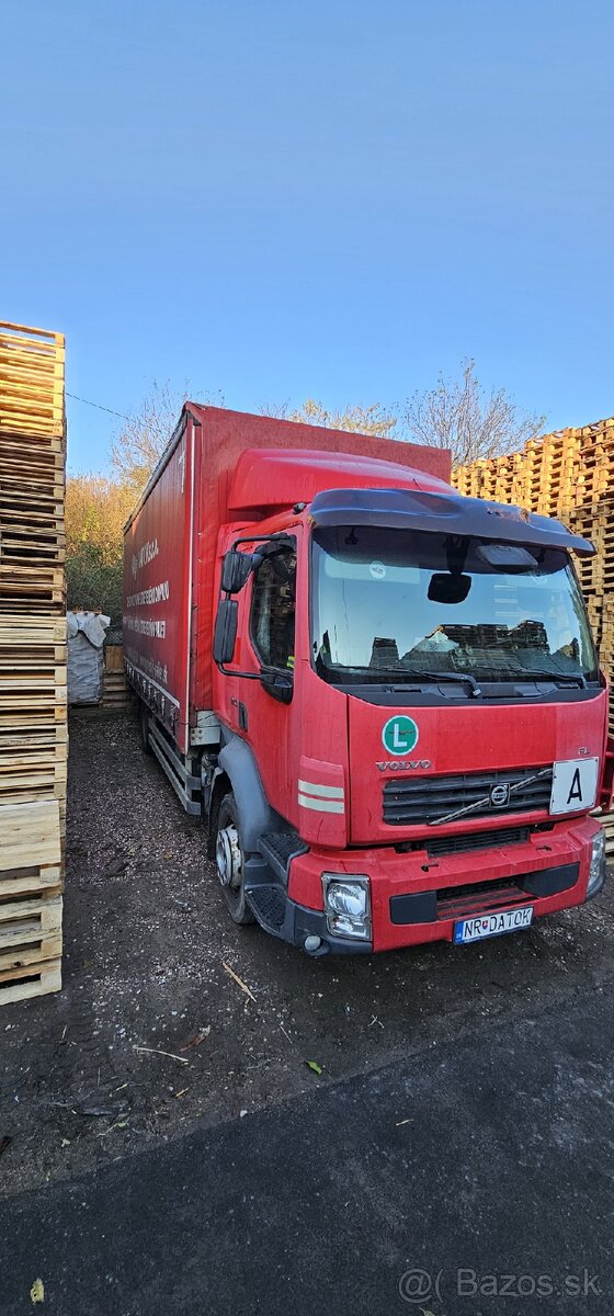 Volvo FL 240 r.2006 plachta zhrnovačka + hydraulické čelo