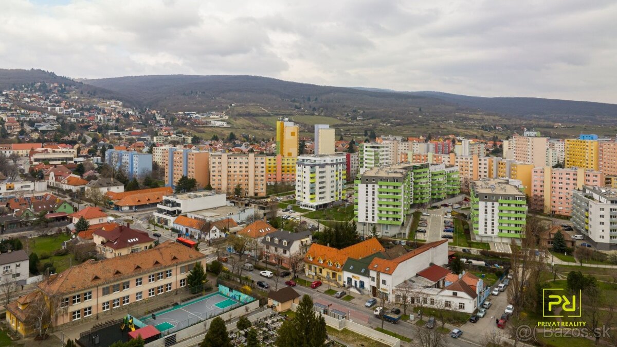 na predaj dom s obchodnými priestormi v RAČI.