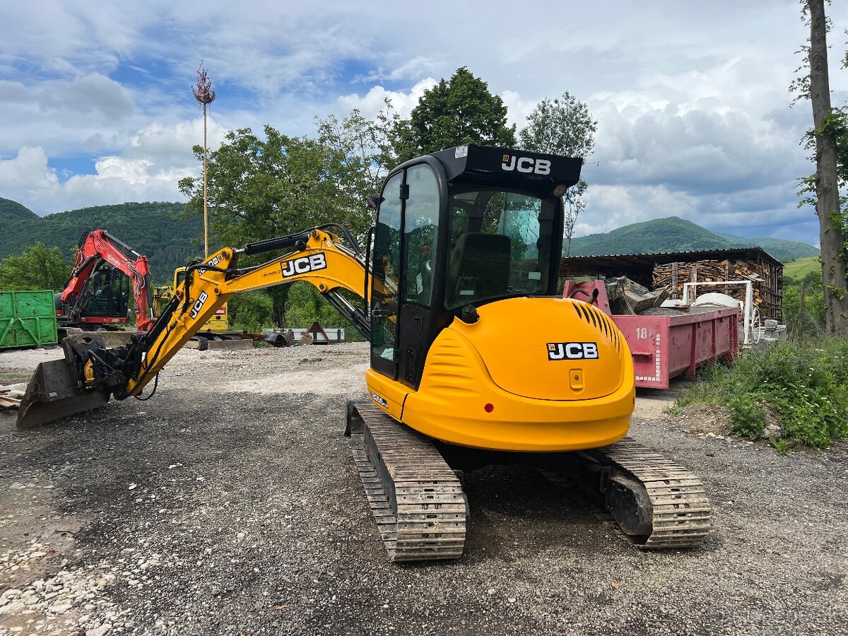 JCB 8055RTS s rototiltom Engcon a centrálnym mazaním