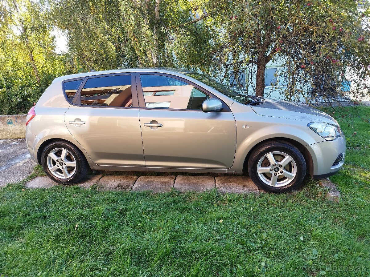 Kia ceed 2012 1.4 benzín 77kw