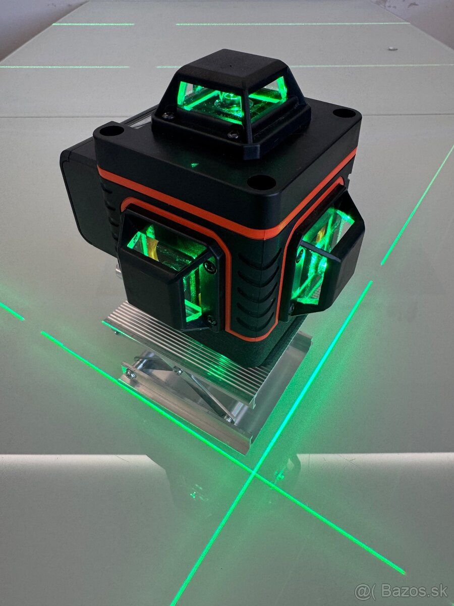 Krížový nivelačný laser