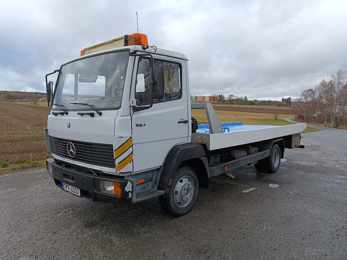 Mercedes-Benz 814 odtahová sjížděcí plošina