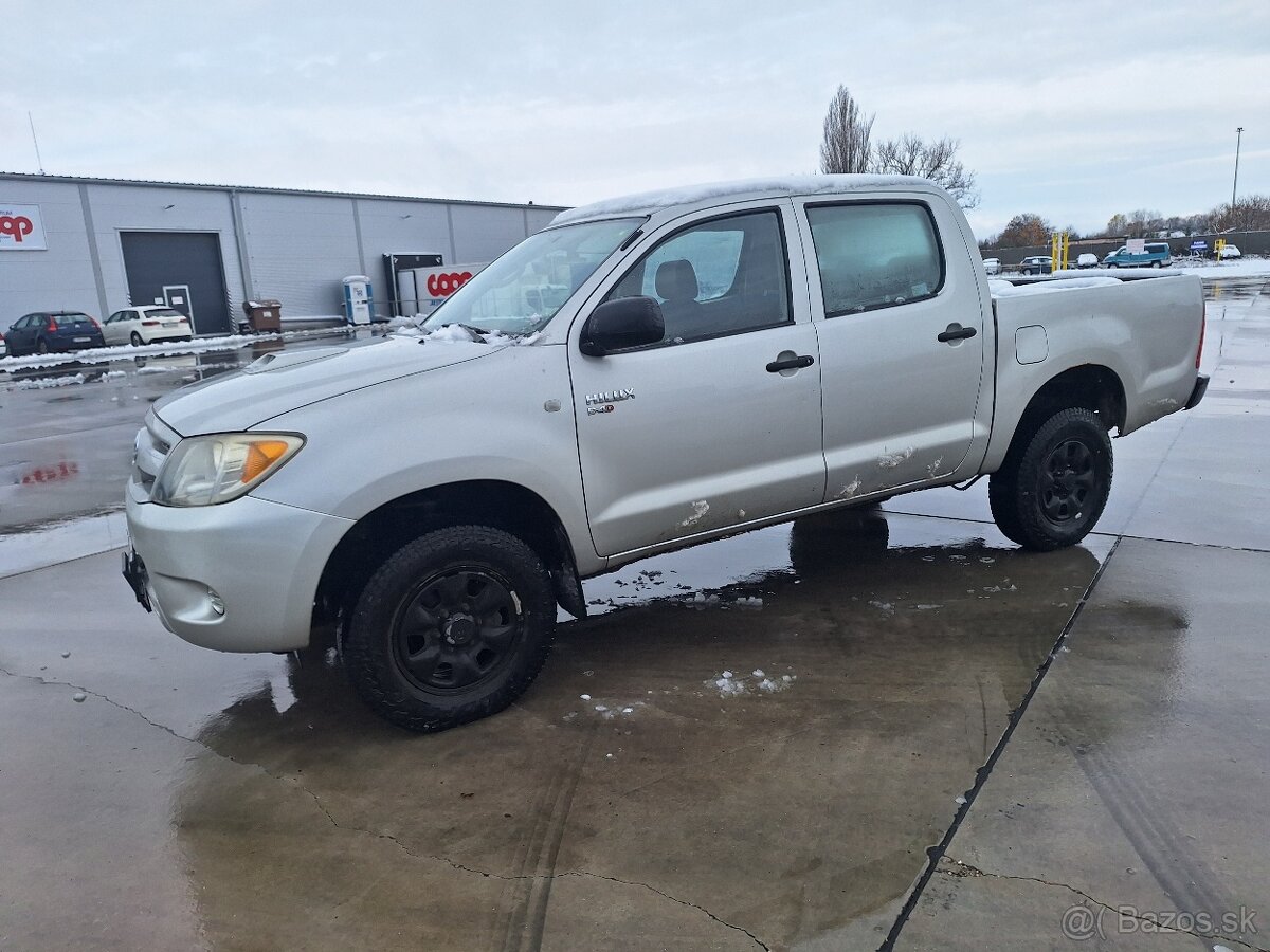 TOYOTA HILUX 2,5 DIESEL 4X4 KLÍMA UZÁVIERKU MÁ