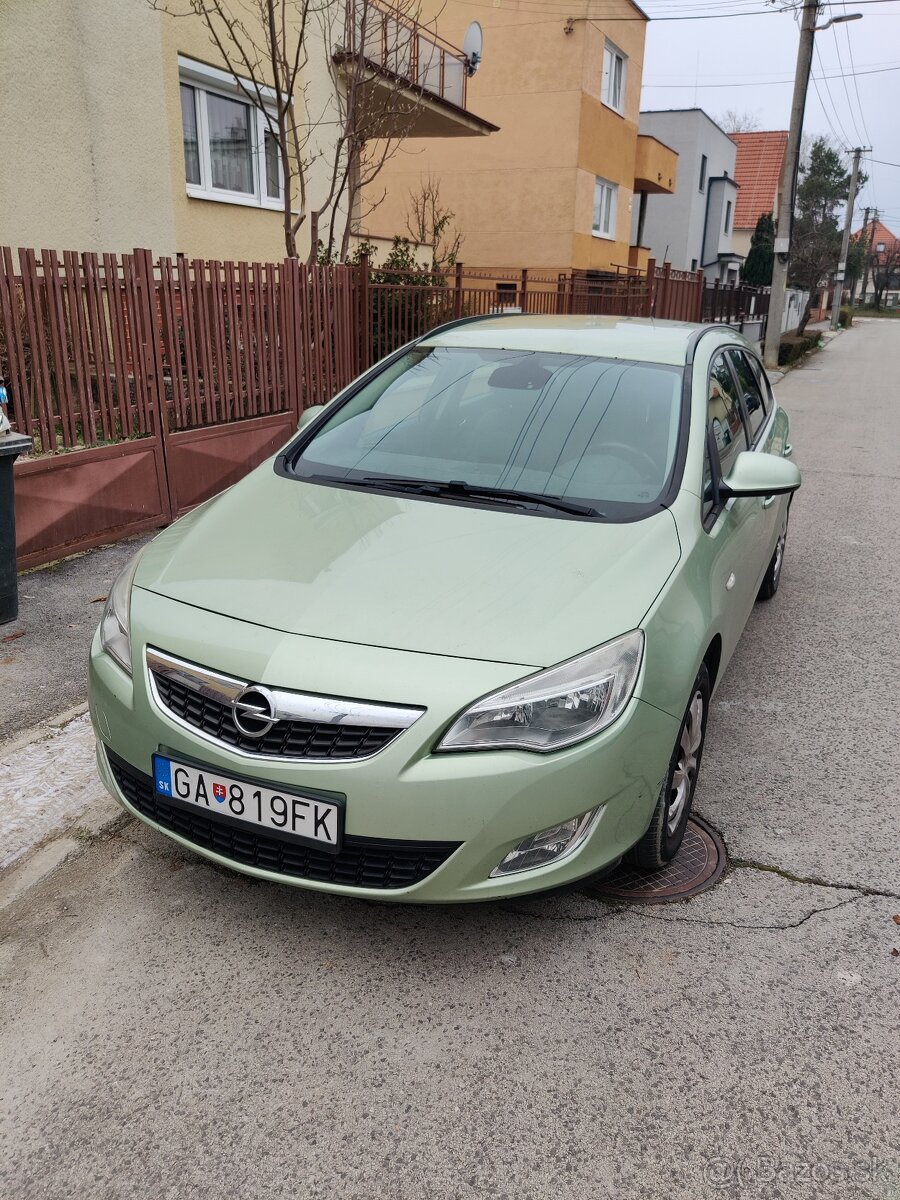 Opel Astra J ST 1,6 benzin (2011)