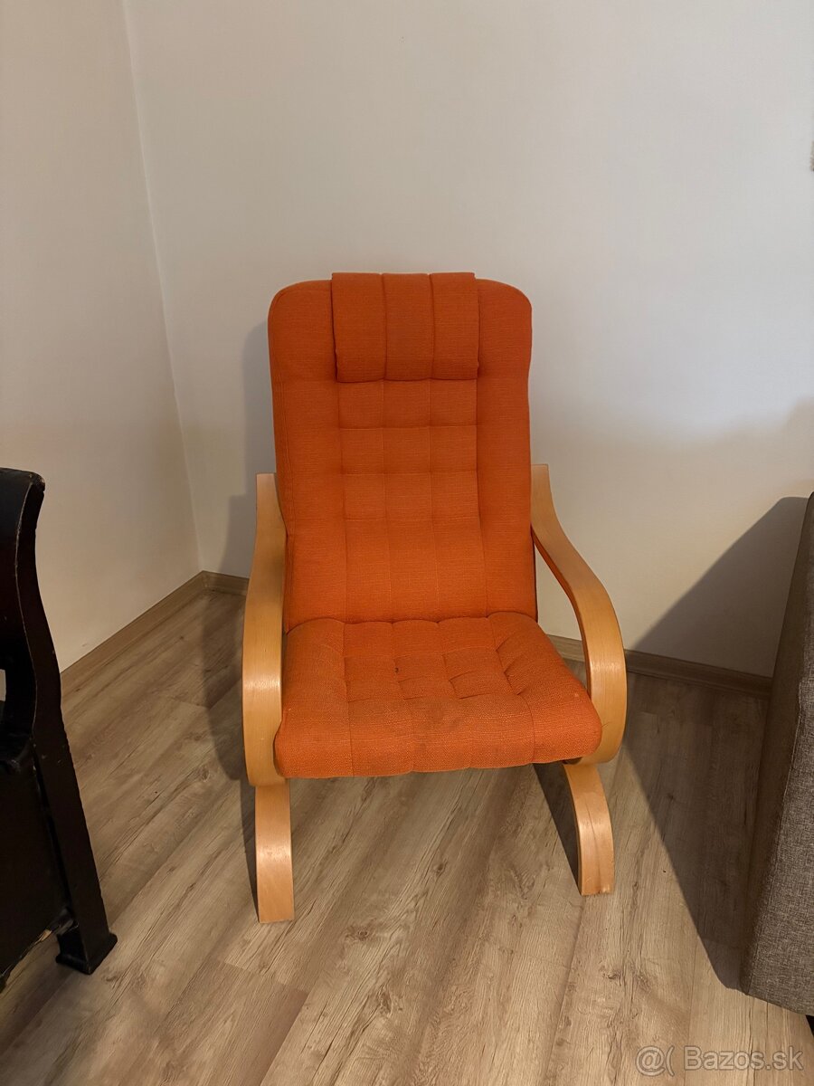 Oranžové kreslo