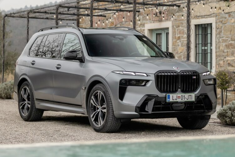 Nove BMW X7 40d na prenajom, 7 miestne.