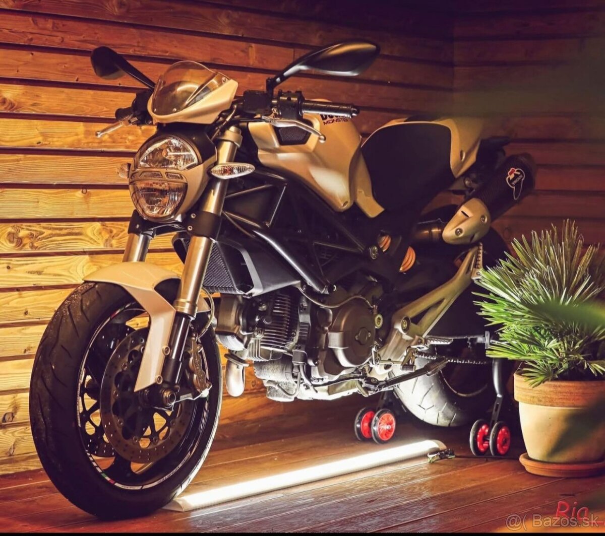 Ducati Monster 696