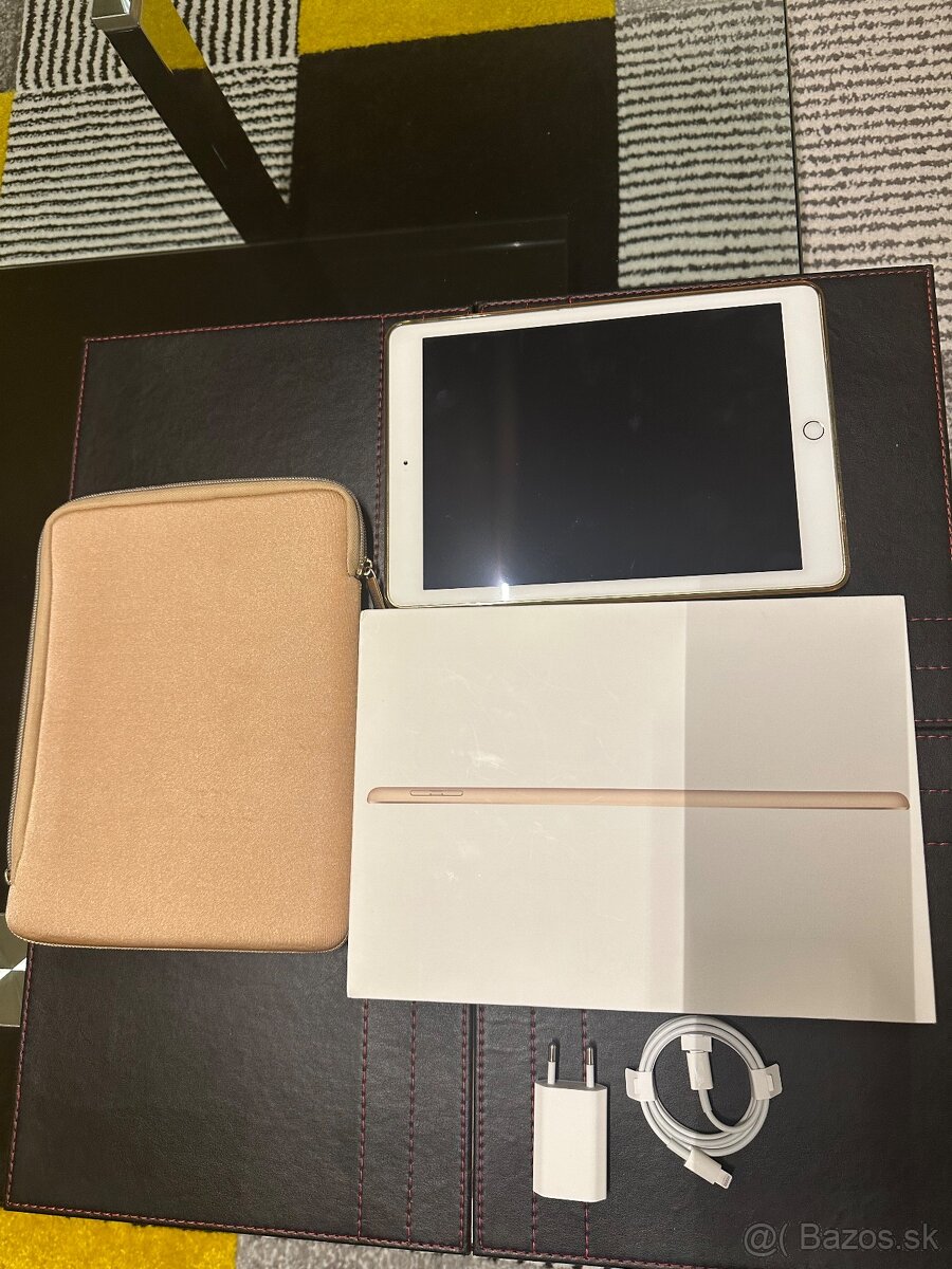 iPad 32GB Gold, Model A1822