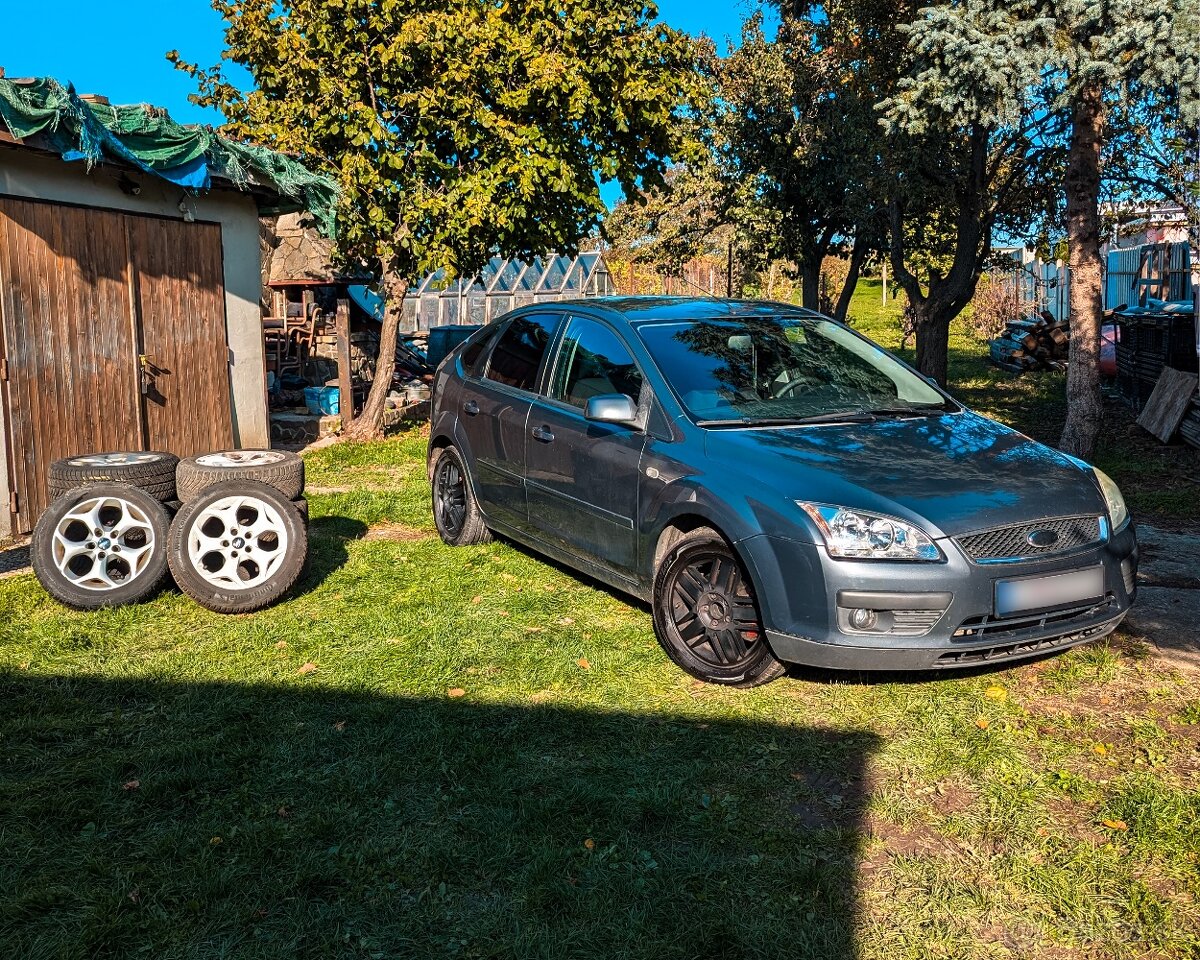 FORD Focus Ghia 2005 1.6 benzín + 3x sada diskov s pneu