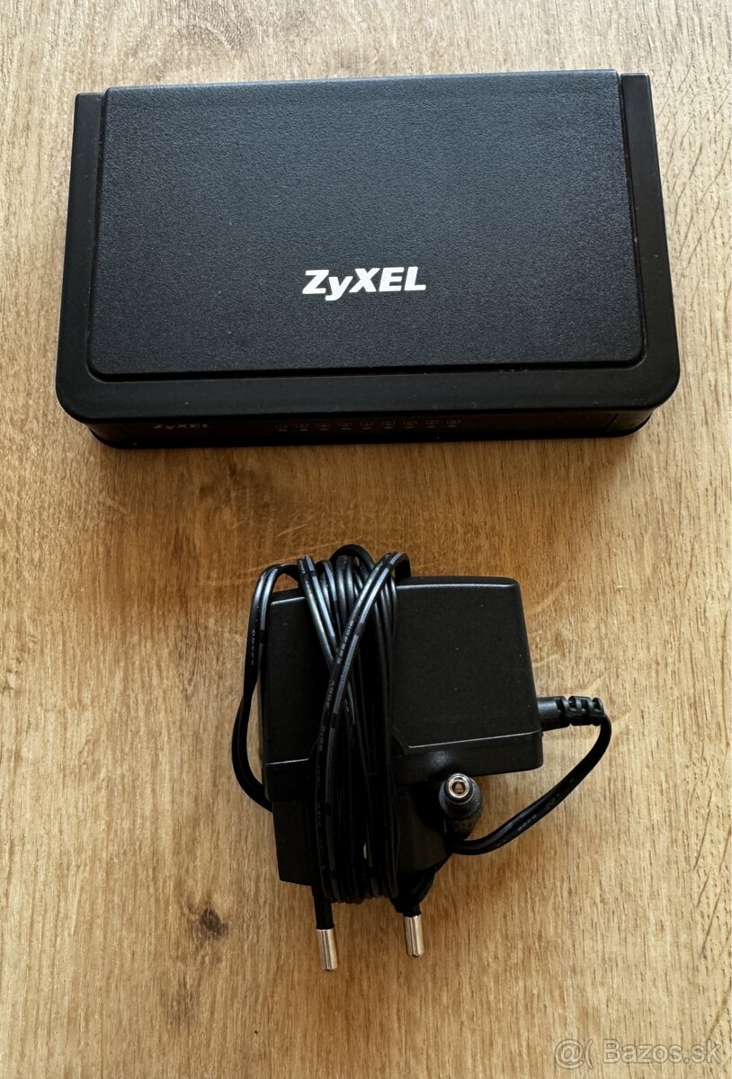 8-port switch ZyXEL ES-108E