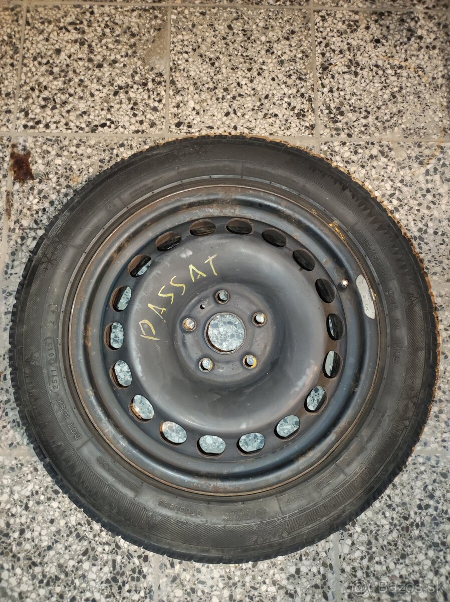 Zimné pneumatiky 205/55 R16 na plech. diskoch + VW puklice