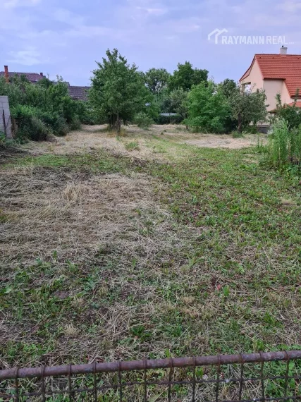 Ponúkam na predaj veľmi pekný pozemok v Rozhanovciach.