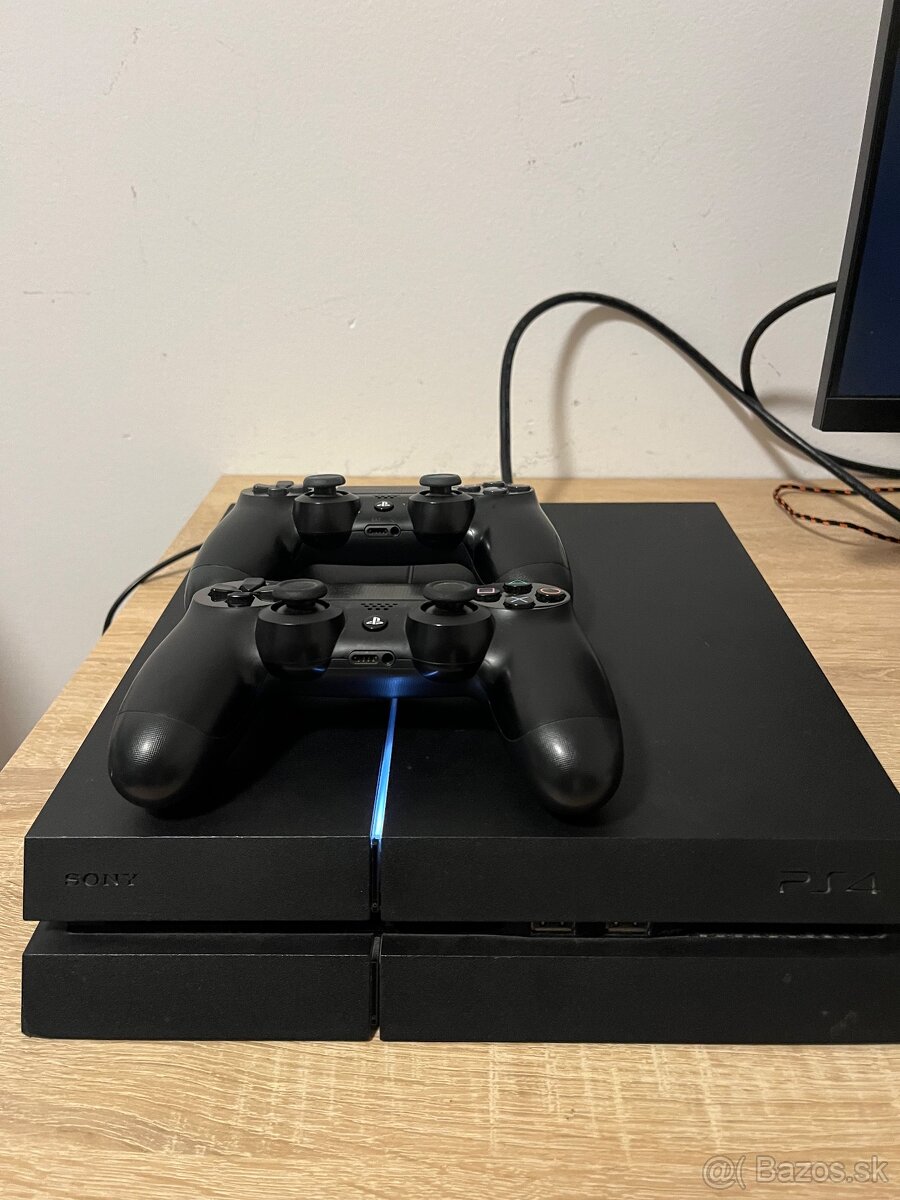 Predam PS4 + 2x ovladac + hry na obrazku