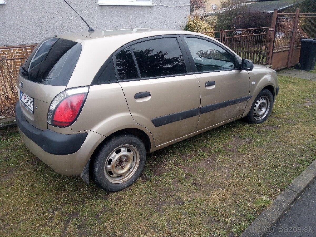 Kia Rio mierne havarovane