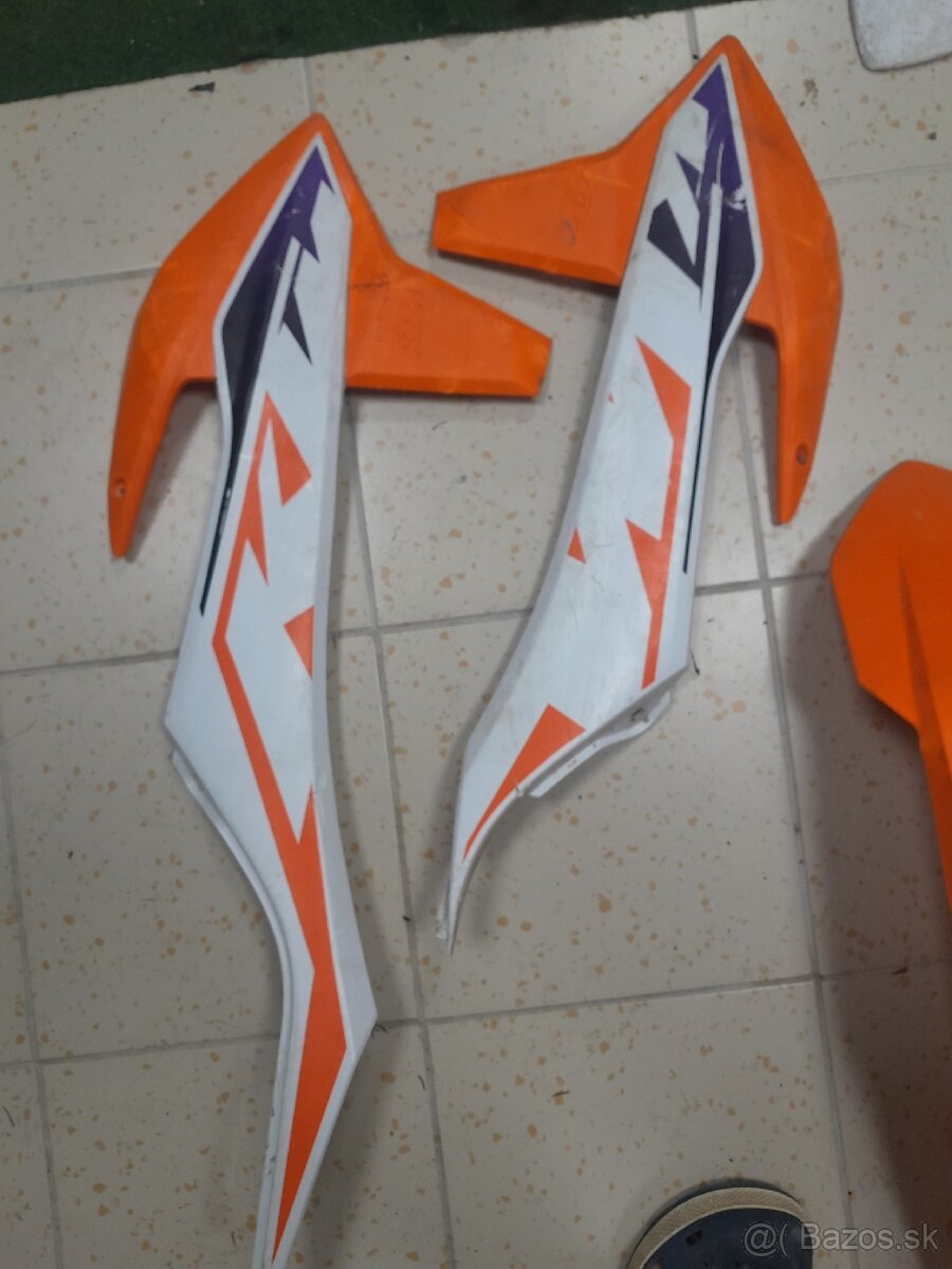 KTM plasty