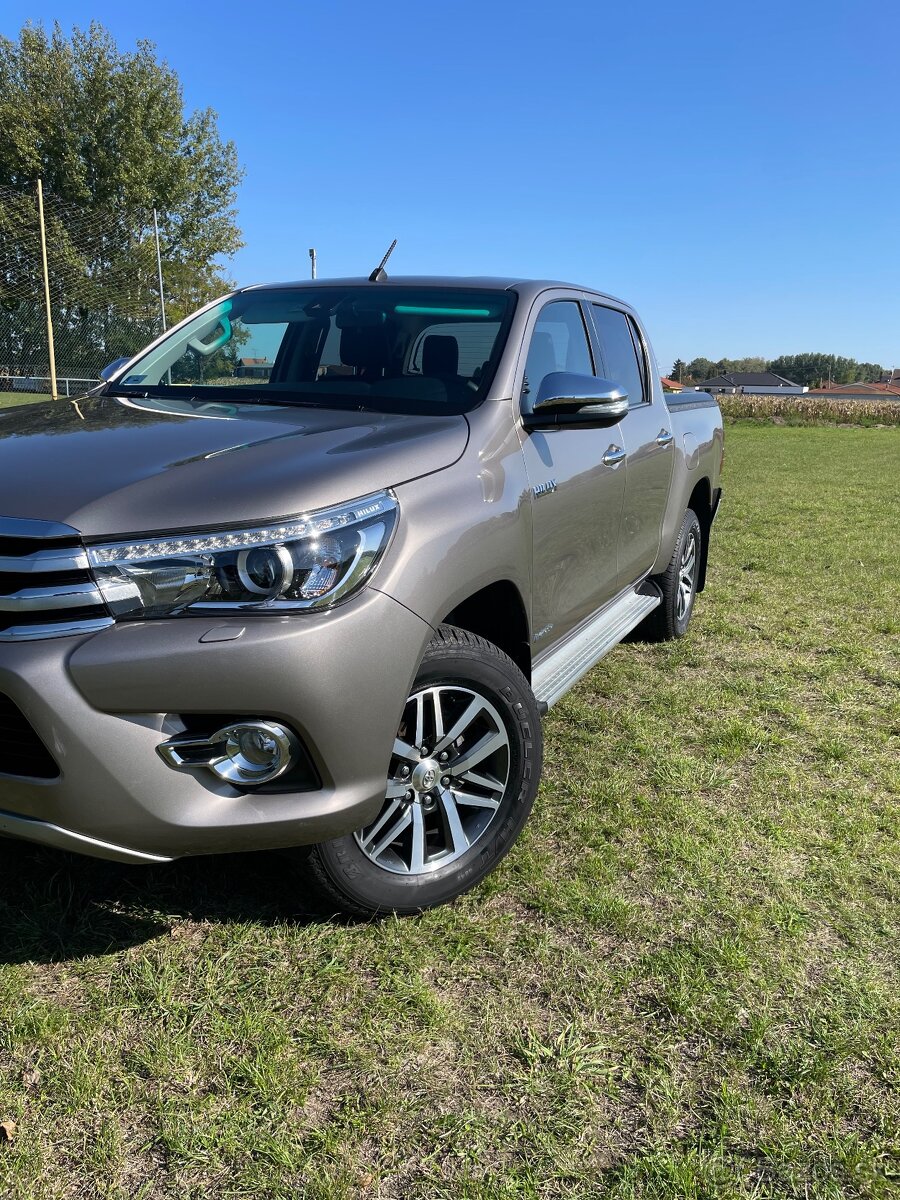 TOYOTA HILUX 2.4 DI-D Invincible A/T, 110kW, A6, 4d.