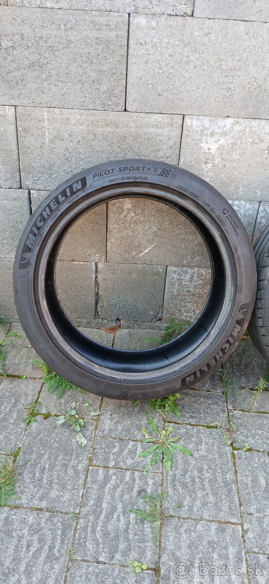 255/40 R20