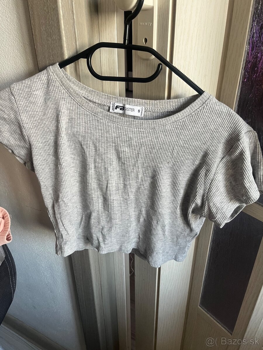 Trička crop top