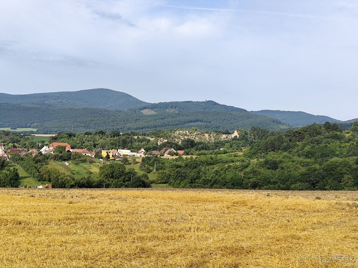 Predám v Trenč. Miticiach krásny slnečný pozemok 2400m2