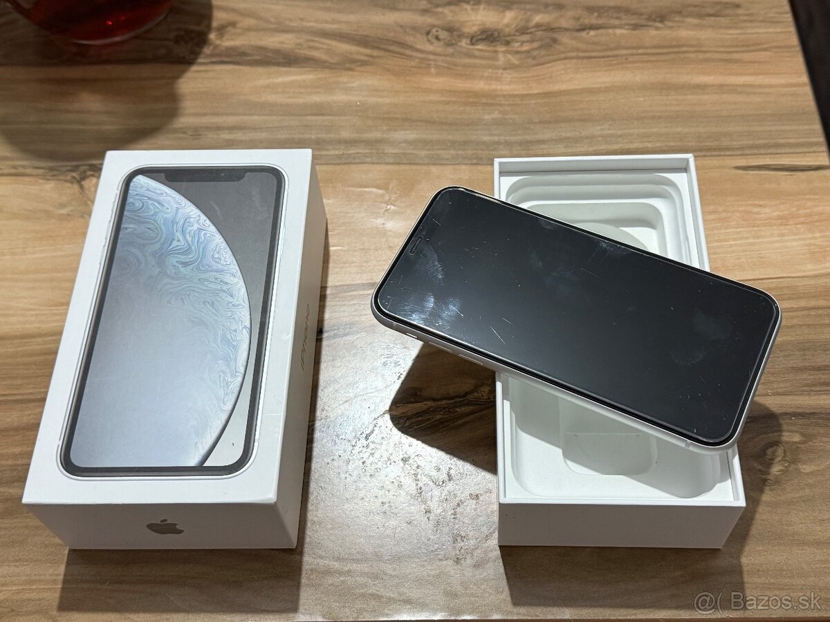 Predám Apple iPhone XR 64GB Silver Bežné známky opotrebovani