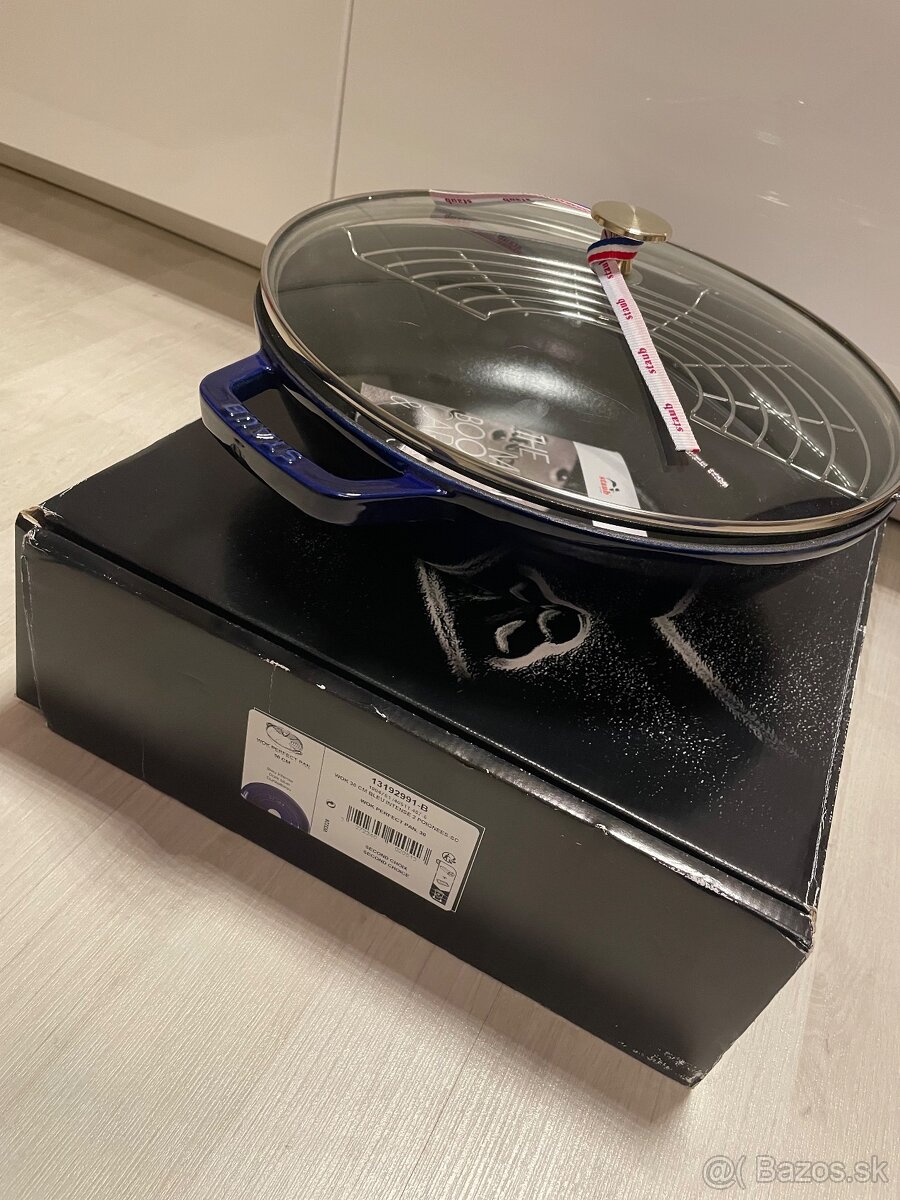 STAUB Wok 30 cm, so sklenenou pokrievkou