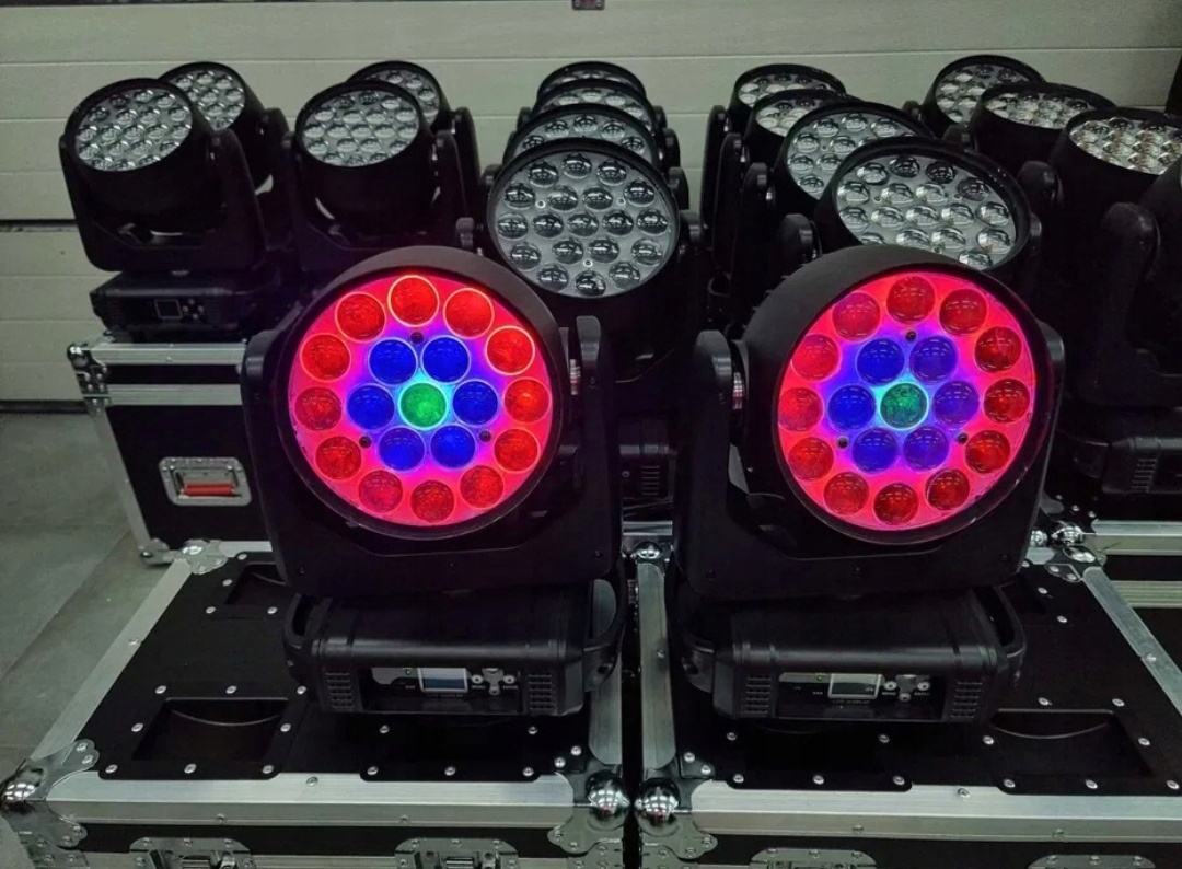 8x Moving Head Wash 19x15w RGBWW Zoom + case