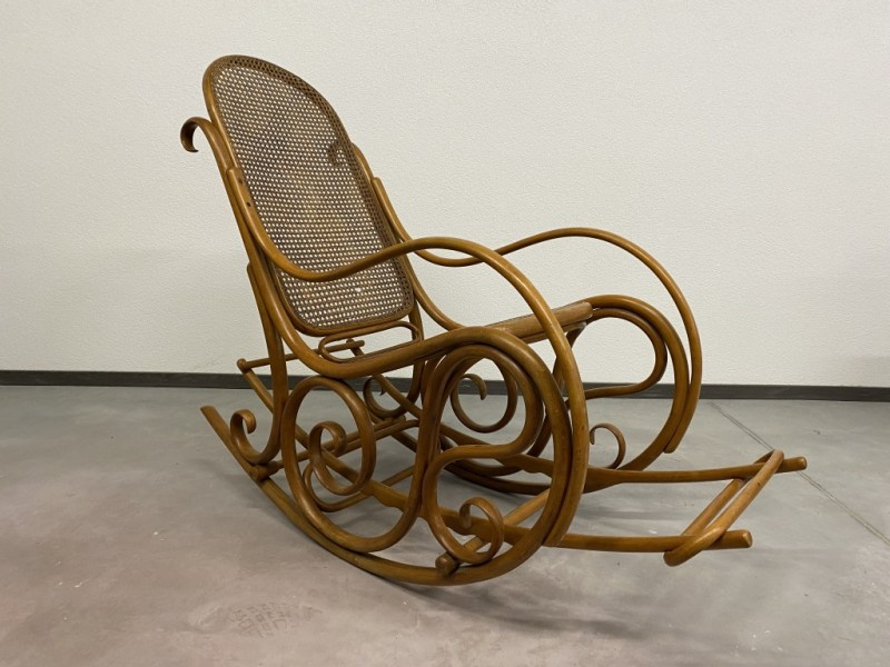 Veľké hojdacie kreslo s podnožou Thonet