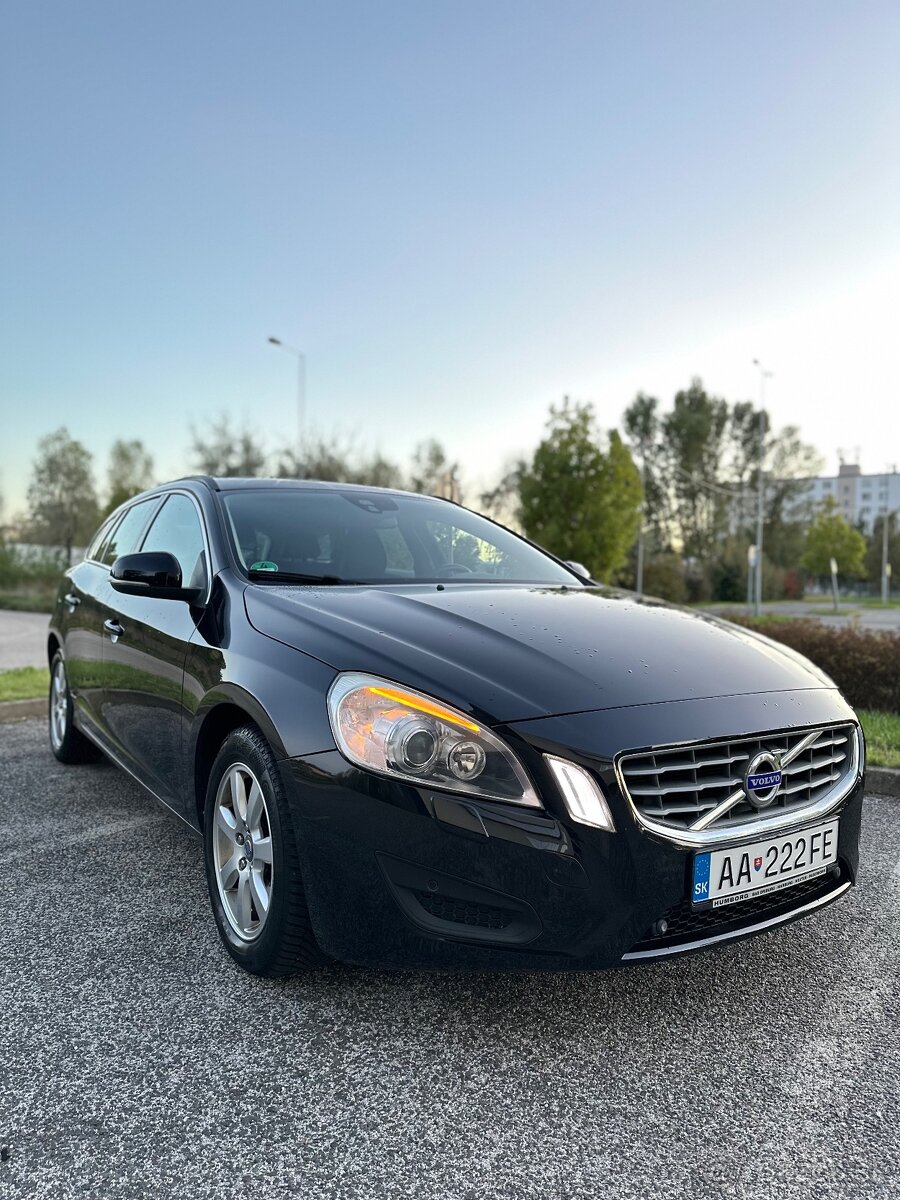 Volvo V60 2.0 D3 5 válec diesel, Automat, Momentum