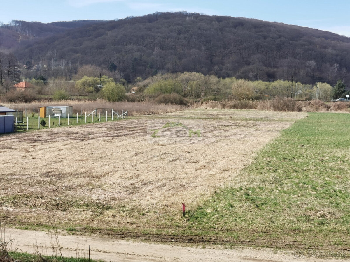 HANISKA - POSLEDNÝ stavebný, slnečný a rovinatý pozemok s IS