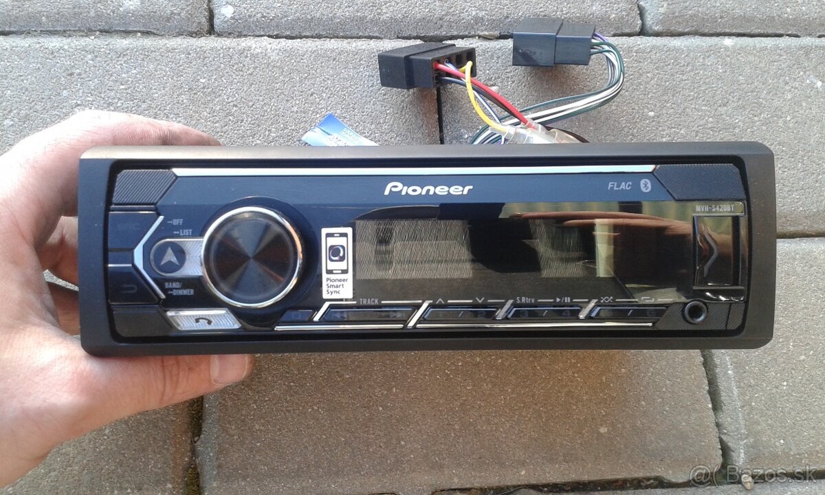 Autorádio Pioneer MVH-S420BT a denné svietenie