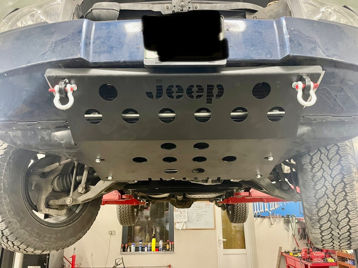 Kryt motora na Jeep WH/WK